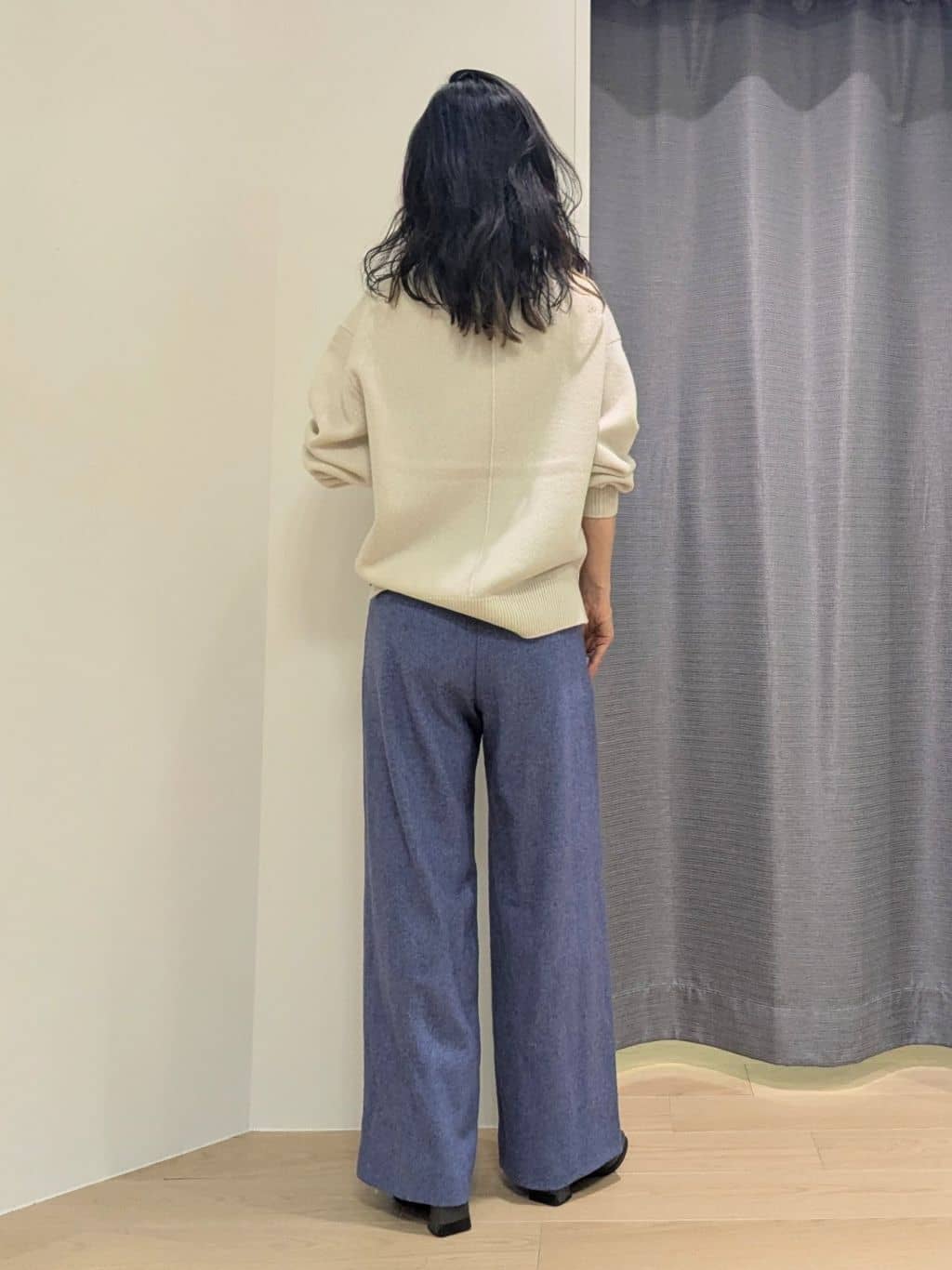 miiさんの「INDIVI｜【洗える／カシミヤ混】ミドルゲージVネックニット」を使ったコーディネート