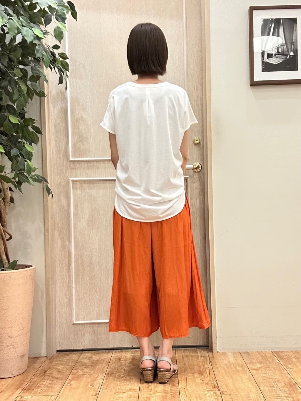 りかさんの「SHOO･LA･RUE｜【S-LL/裏地ひんやり】スカート見えで上品に マットサテンスカーチョ」を使ったコーディネート