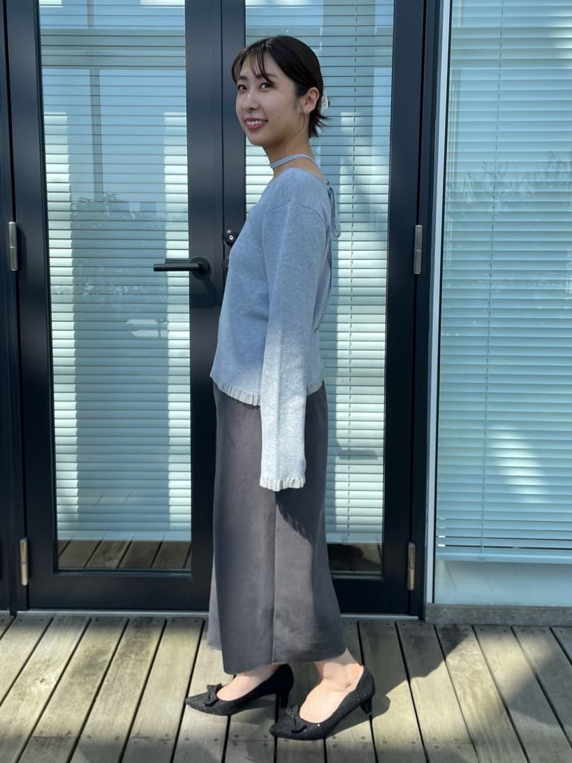 abeさんの「Couture brooch｜【洗える・ストレッチ・通勤】スエード調ダンボールIラインスカート」を使ったコーディネート