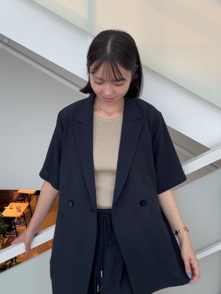 NATSUMIさんの「grove｜軽やかに羽織れて、きちんと見え ハーフスリーブテーラードジャケット」を使ったコーディネート