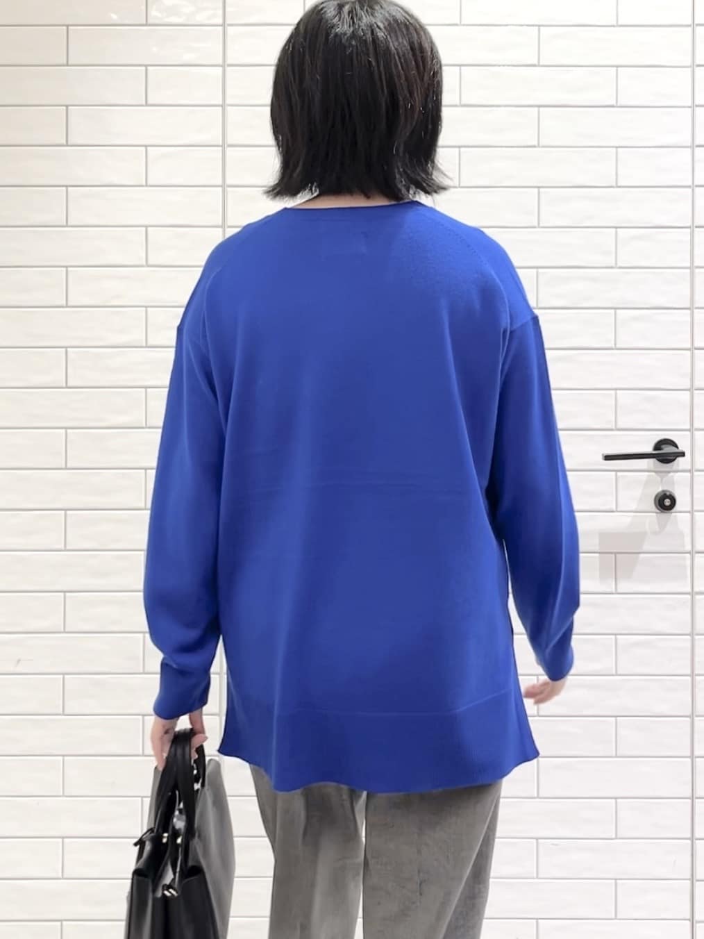 しおりさんの「OPAQUE.CLIP｜Vネックニット／エクストラファインメリノウール【THEシリーズ／洗濯機OK】」を使ったコーディネート