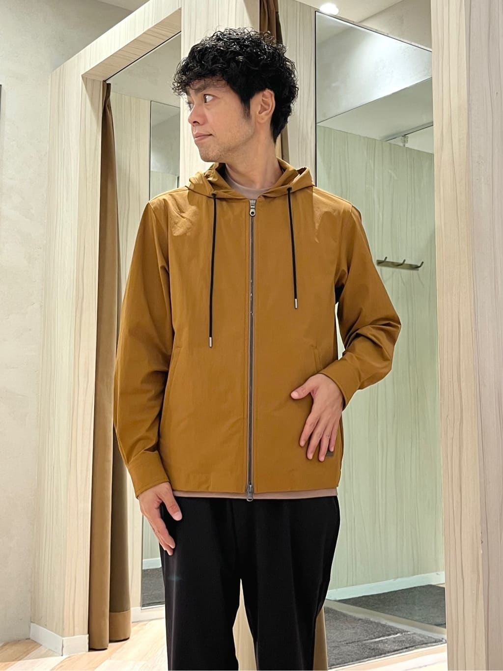 URAさんの「TAKEO KIKUCHI｜【3D ナイロン ストレッチ】ジップアップ フードブルゾン」を使ったコーディネート