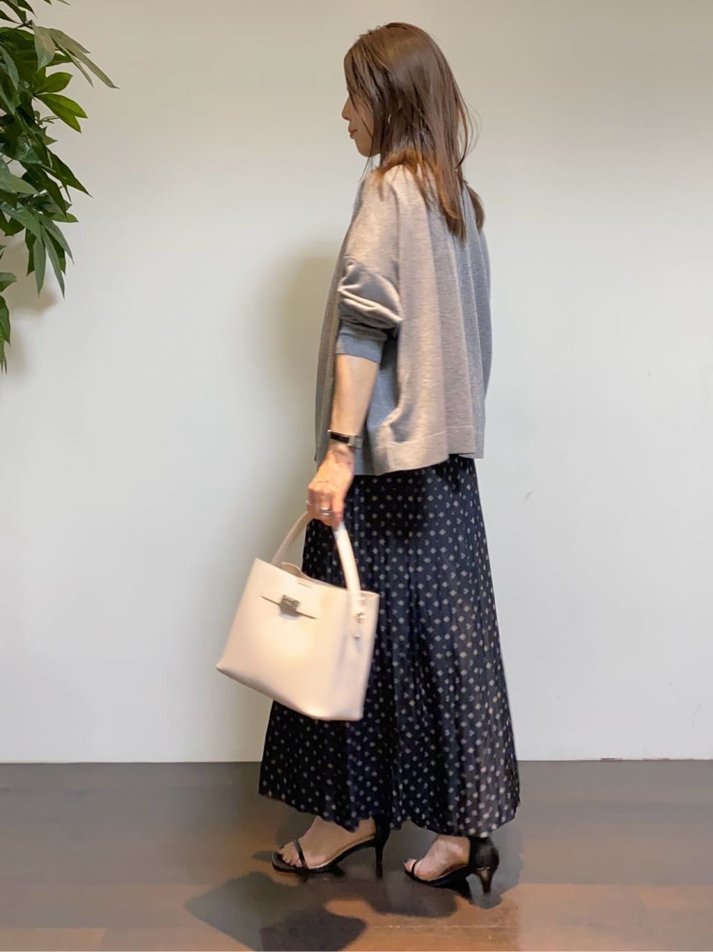 tomoさんの「UNTITLED｜【セットアップ可/リラクシー/通勤】スクエアジオメ柄ブラウス」を使ったコーディネート