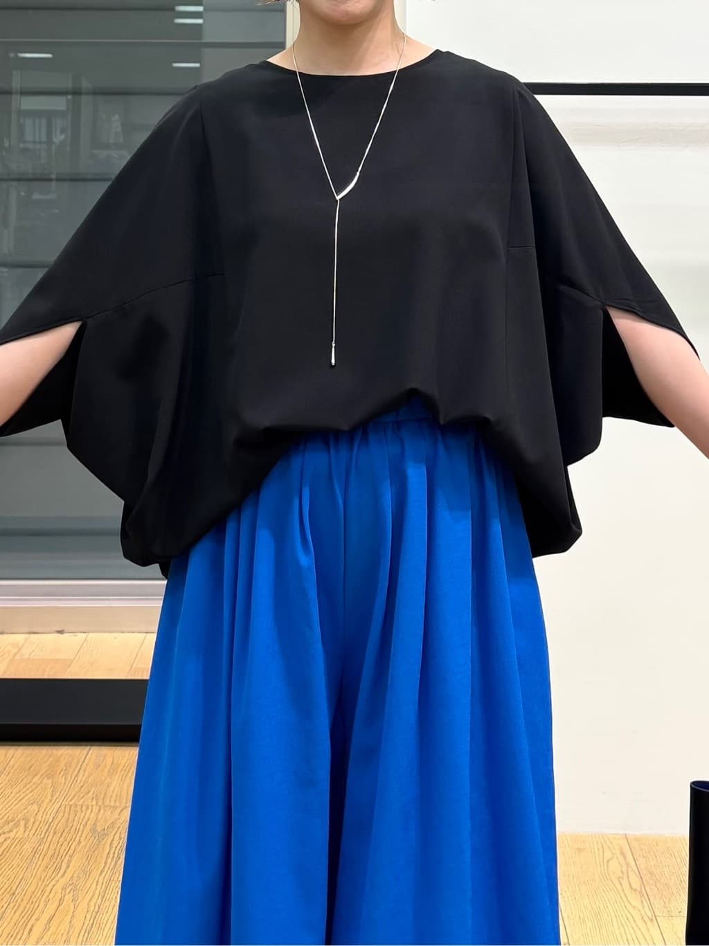 asamiさんの「INDIVI｜【体型カバー/SETUP可能】ジョーゼット　ドルマンブラウス」を使ったコーディネート