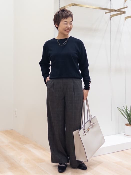 シュウコさんの「grove｜ON/OFF毎日使える！袖口ボタンドロップショルダーニット」を使ったコーディネート