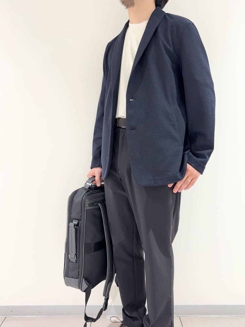 及川さんの「TAKEO KIKUCHI｜【尾州織】ショールカラー カーディガン」を使ったコーディネート