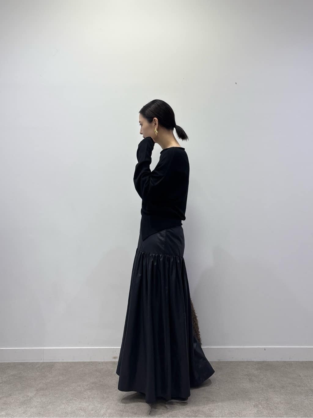 ayanoさんの「INDIVI｜レザーライクマキシスカート」を使ったコーディネート