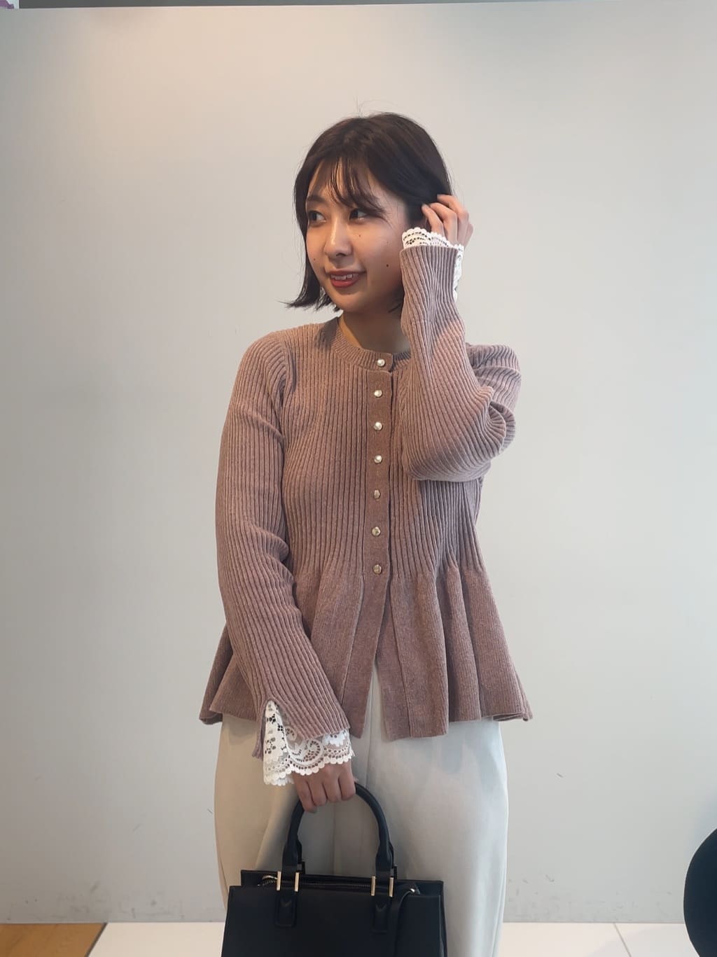 abeさんの「Couture brooch｜【洗える・ストレッチ・通勤】スエード調ダンボールIラインスカート」を使ったコーディネート