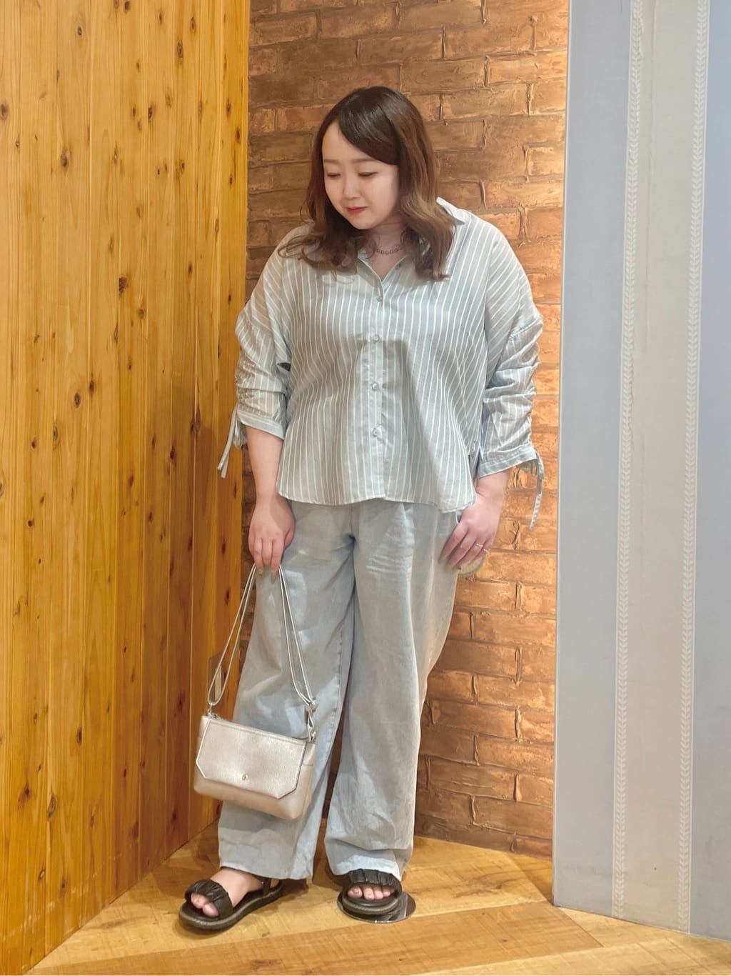 Risaさんの「SHOO･LA･RUE｜【S-LL】程よい透け感 ストライプ柄 お袖ギャザーデザインシャツ」を使ったコーディネート