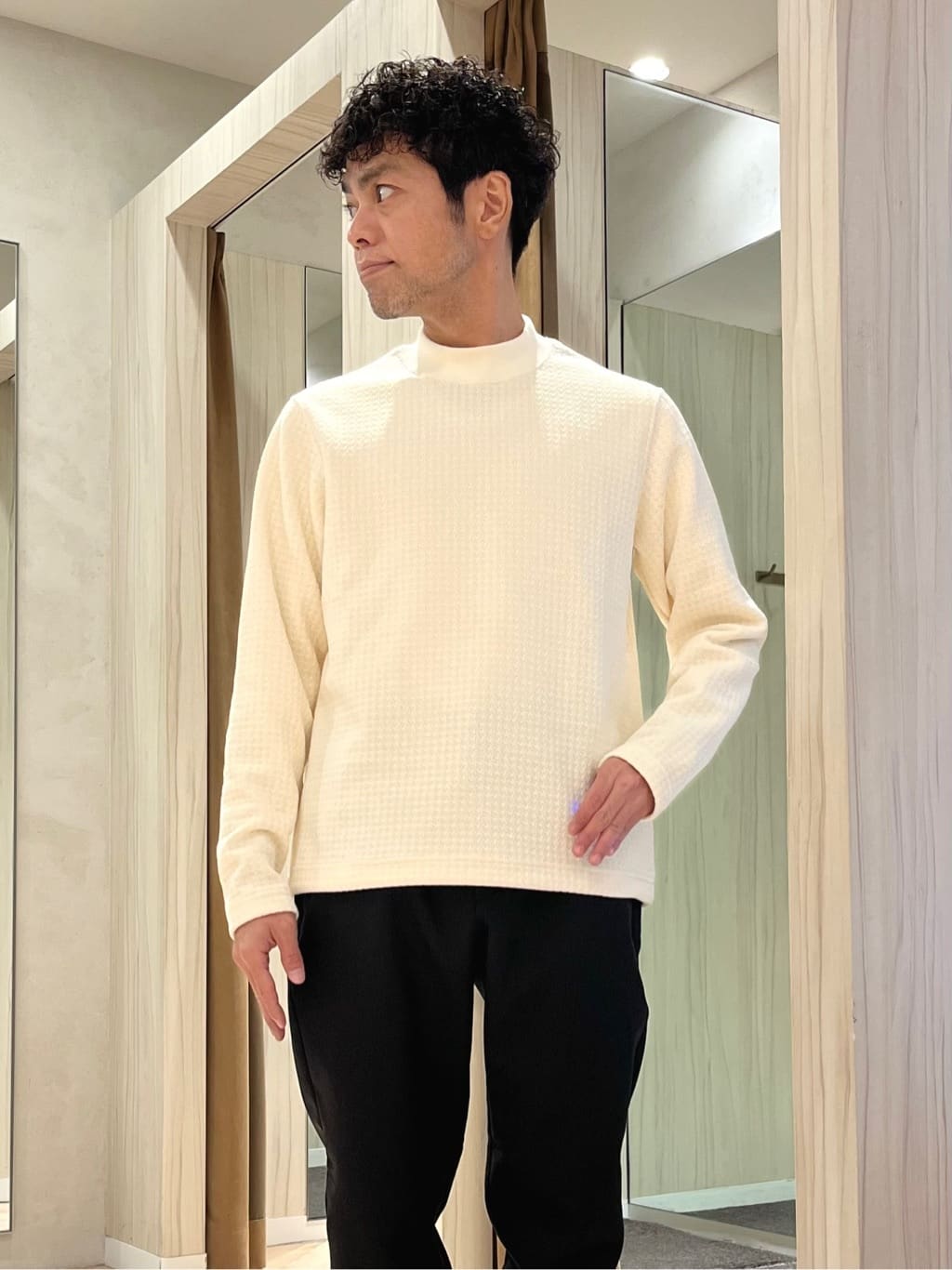 URAさんの「TAKEO KIKUCHI｜モールクオーターモックネック」を使ったコーディネート
