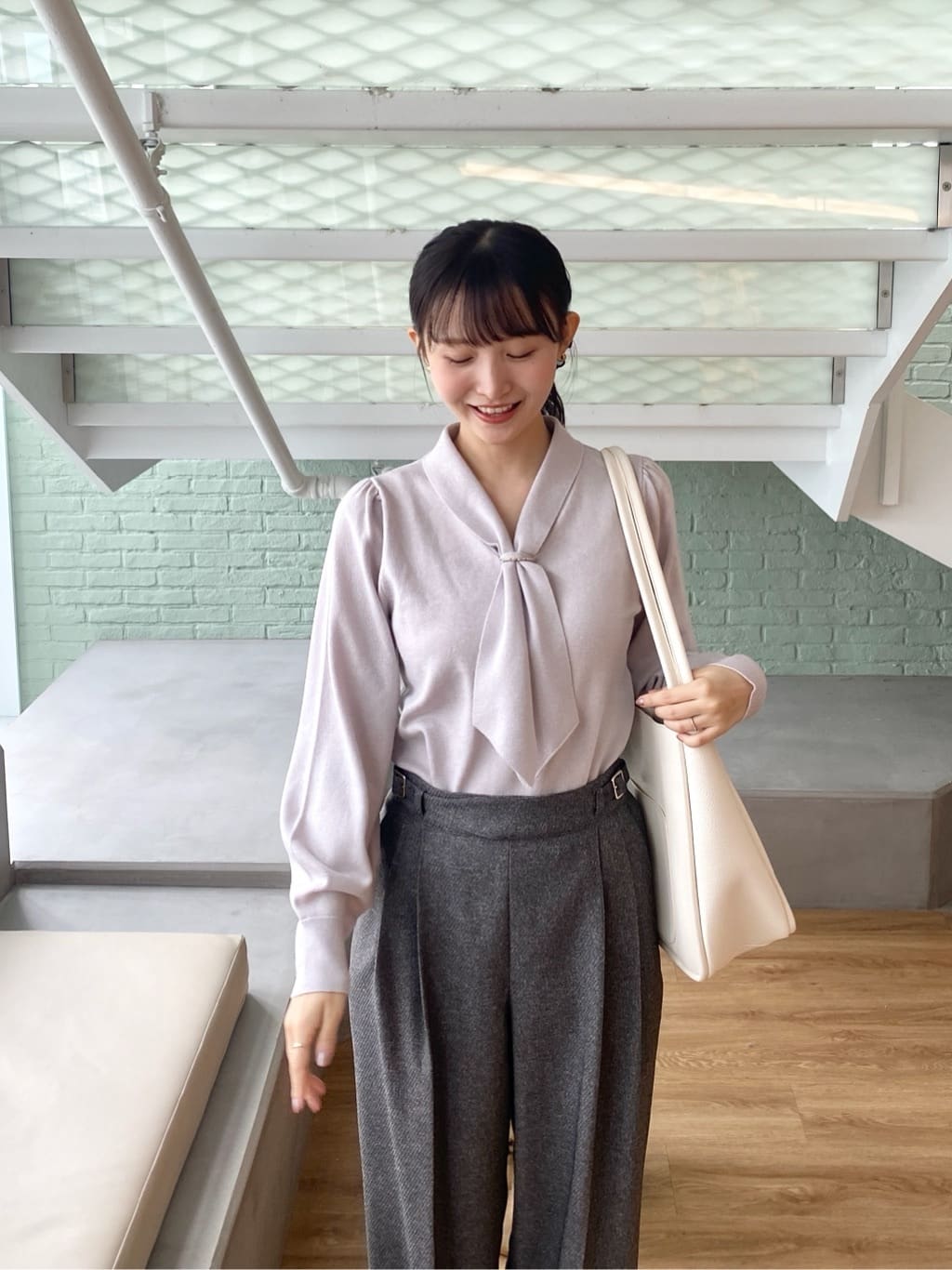 みさかさんの「index｜ゴールドパーツ付きボウタイニット【洗濯機OK】《10col／XS～LL》」を使ったコーディネート