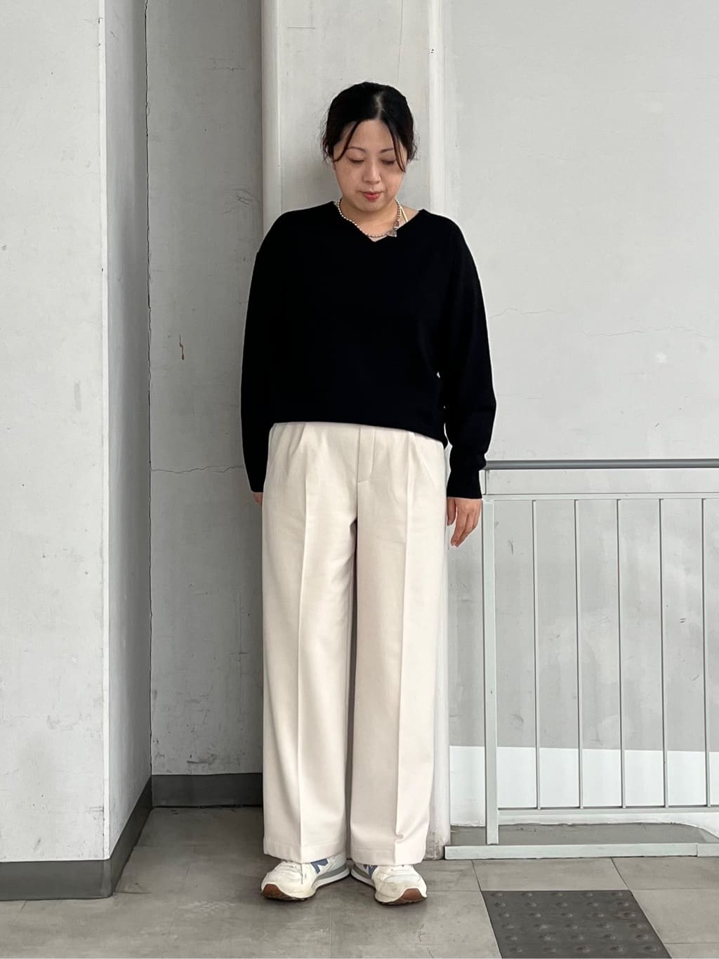 aiさんの「THE SHOP TK｜【すっきりシルエットが叶う】大人のためのVネックニット/毛玉になりにくい/静電気防止/洗濯機OK」を使ったコーディネート