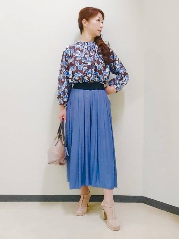 花さんの「Reflect｜【ジャケットのインナーにおすすめ◎】花柄タックデザインブブラウス」を使ったコーディネート