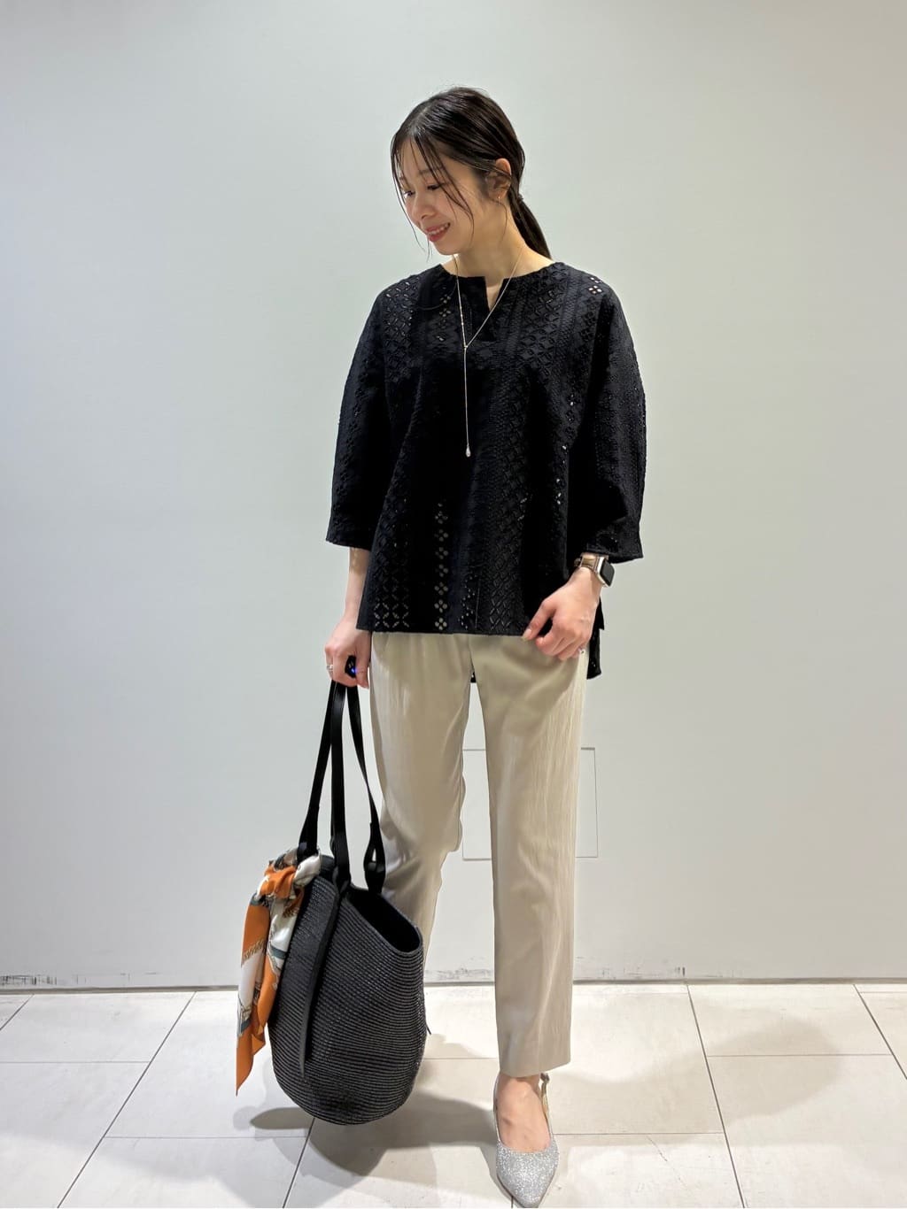 KAOさんの「INDIVI｜【60cm四方】スクエアスカーフ」を使ったコーディネート