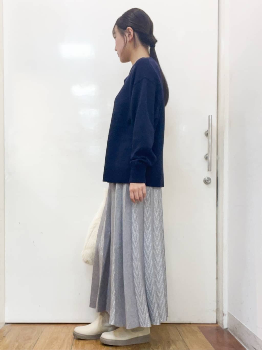 sakiさんの「SHOO･LA･RUE｜【洗濯機可/ちくちくしにくい】大人カジュアルを叶える スウェットライクニット」を使ったコーディネート