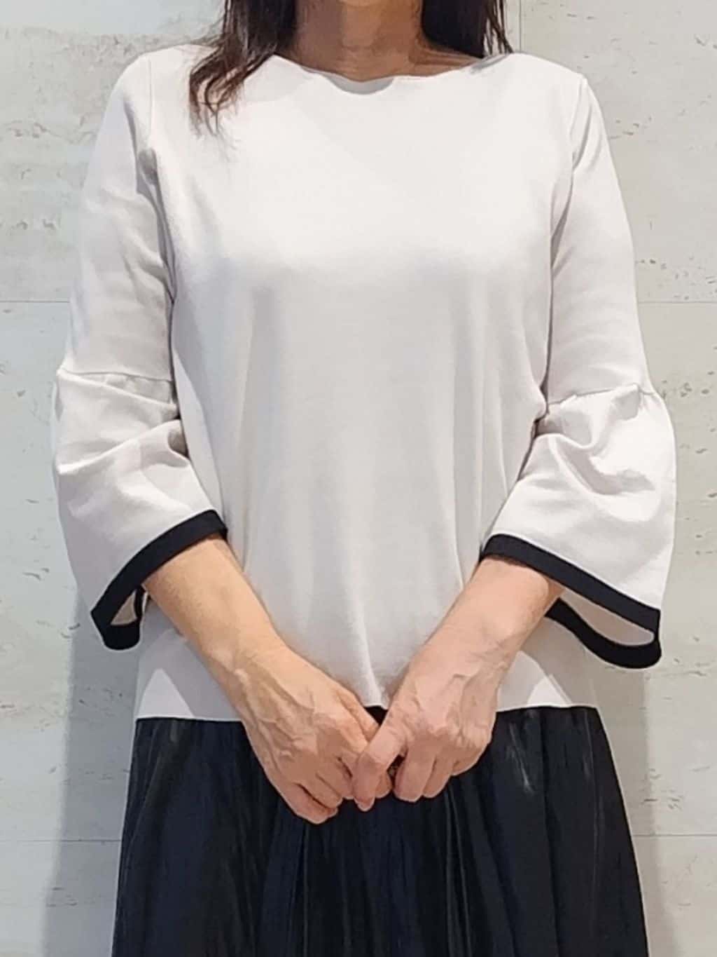 よしみさんの「OPAQUE.CLIP｜レザーライクタックフレアスカート【洗濯機洗い可】」を使ったコーディネート