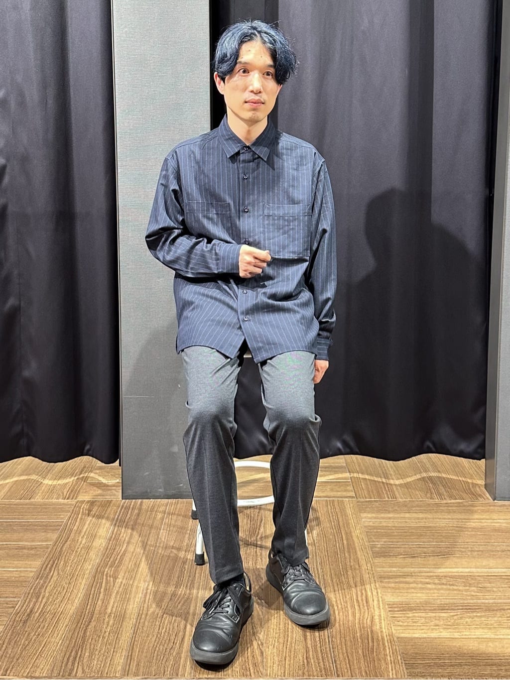 tomoyaさんの「THE SHOP TK｜ダブルポケットストライプ長袖シャツ 【洗濯機OK】」を使ったコーディネート