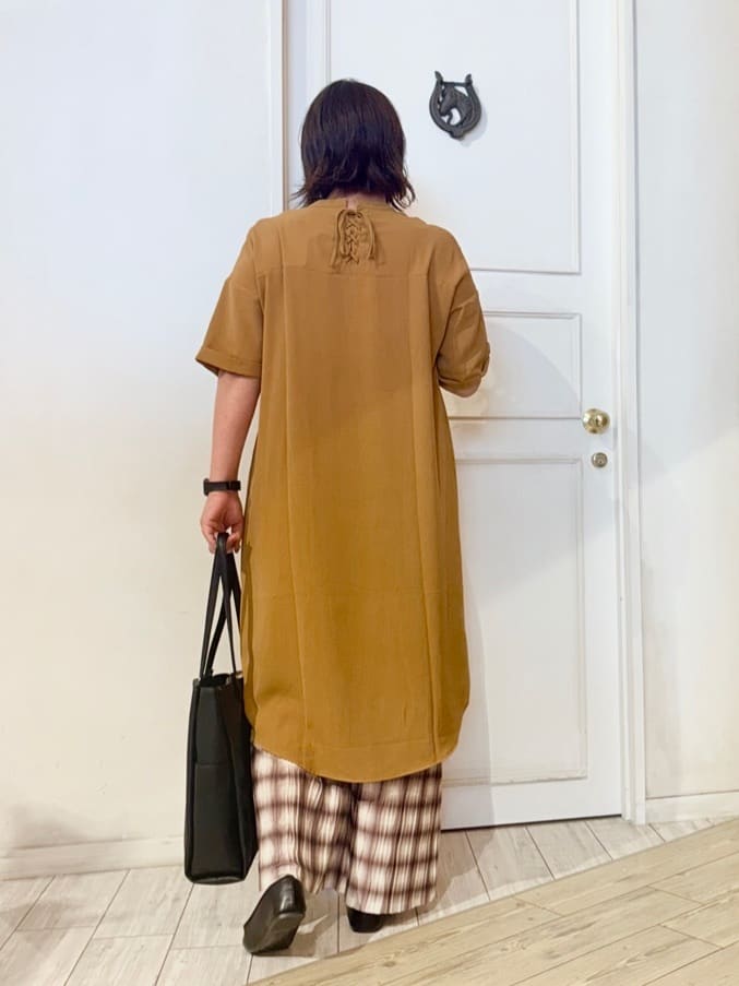haruさんの「SHOO･LA･RUE｜【S-LL/洗濯後しわになりにくい/体型カバー】後ろ姿もサマになる バックレースアップチュニック」を使ったコーディネート