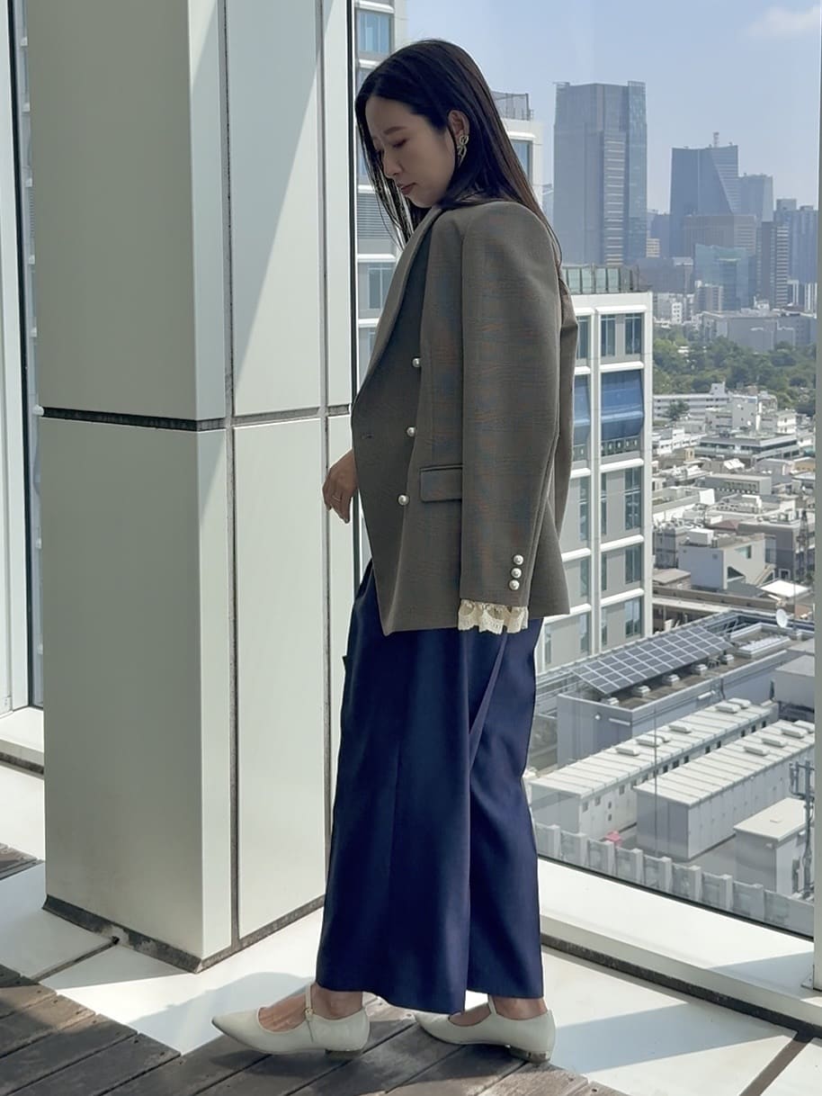 teiさんの「Couture brooch｜【高見え・きれいめ・通勤】レースカフス パール調釦テーラードジャケット」を使ったコーディネート