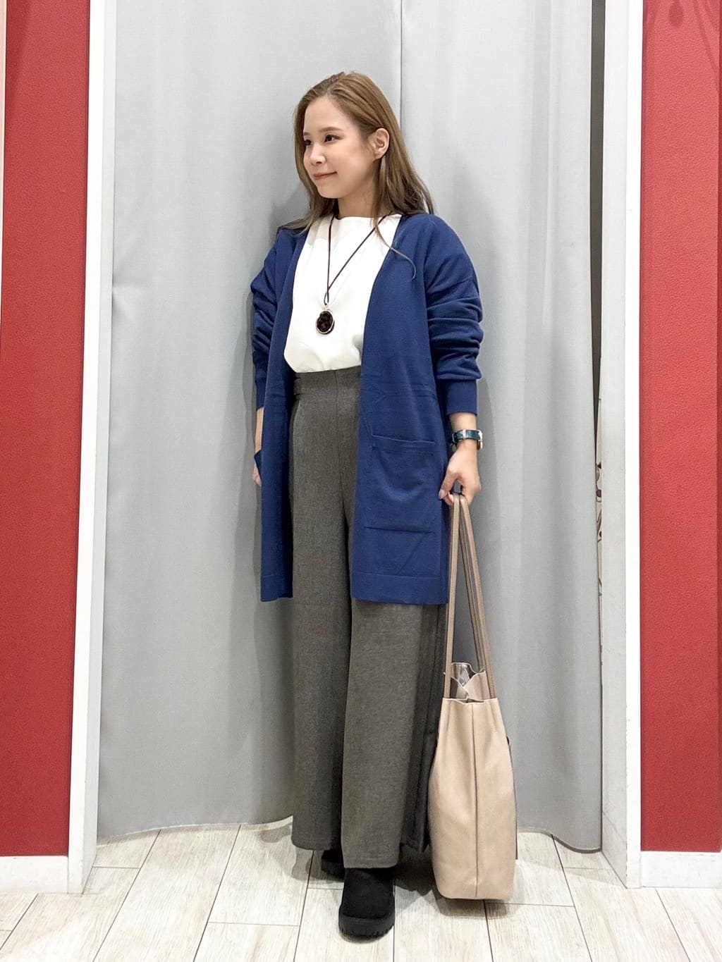 shioさんの「SHOO･LA･RUE｜【S-LL】大人のデイリースタイルに お袖タック フェイクパール付きトップス」を使ったコーディネート