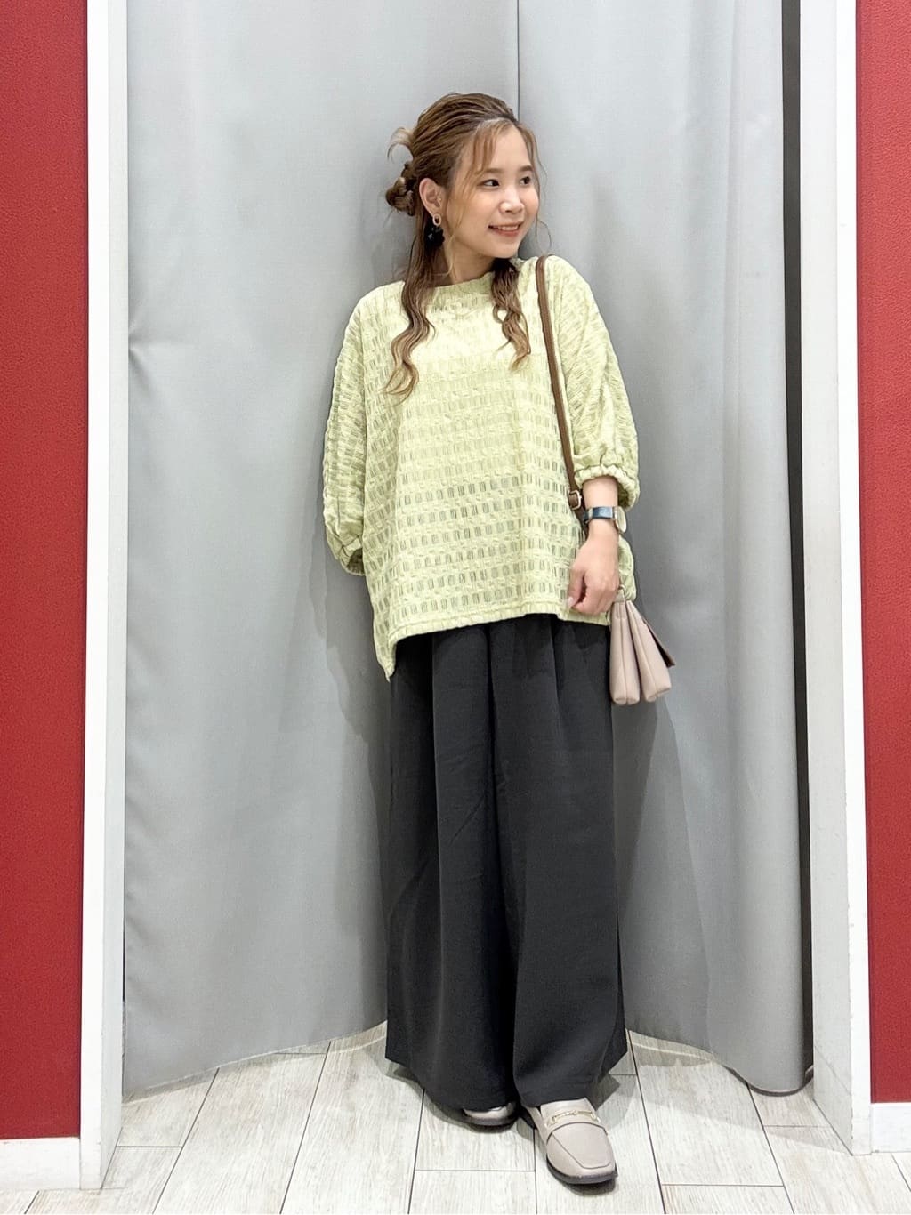 shioさんの「SHOO･LA･RUE｜【S-LL】涼やかで好印象 シアーチェック ドルマントップス」を使ったコーディネート