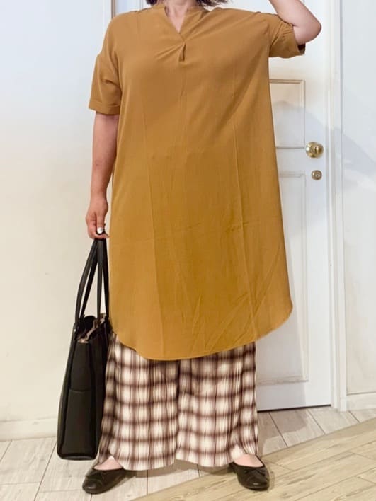 haruさんの「SHOO･LA･RUE｜【S-LL/洗濯後しわになりにくい/体型カバー】後ろ姿もサマになる バックレースアップチュニック」を使ったコーディネート