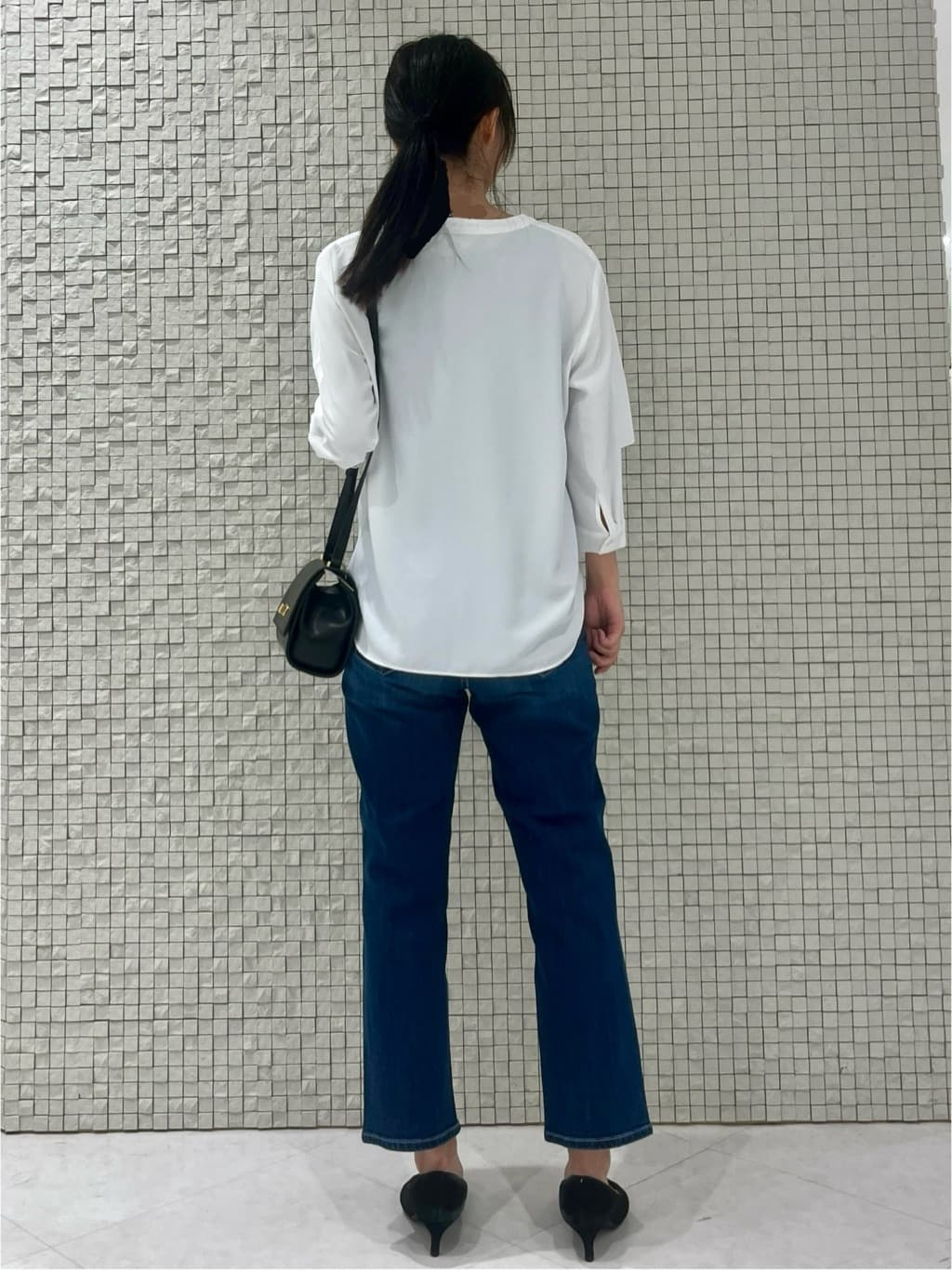 ナツキさんの「INDIVI｜【羽織りとしても活躍！】ケープカラーブラウス」を使ったコーディネート