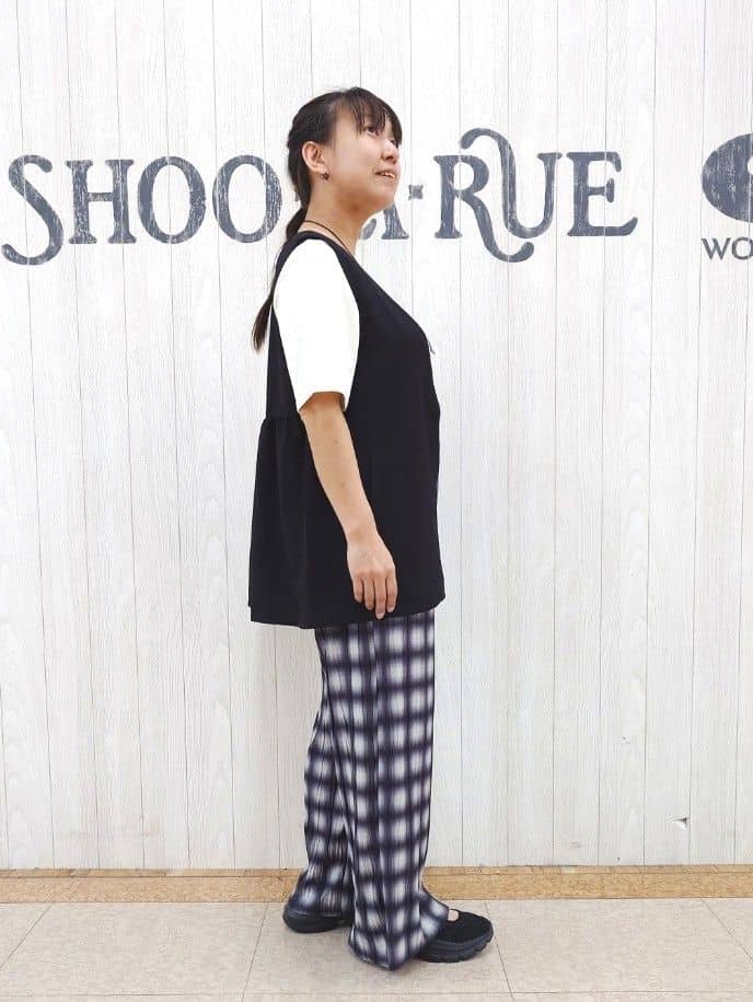 とろろさんの「SHOO･LA･RUE｜【セットアップ可】さらりと軽やかに ダブルジップ麻調ジレ」を使ったコーディネート