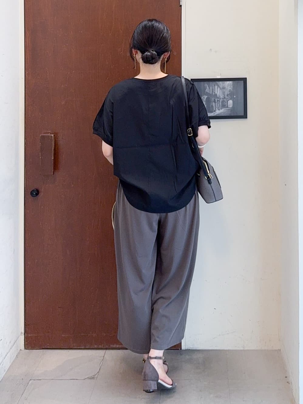 𝐇𝐢𝐫𝐨𝐦𝐢さんの「SHOO･LA･RUE｜【ひんやり/洗濯後しわになりにくい】リブ切り替えドルマンブラウス」を使ったコーディネート
