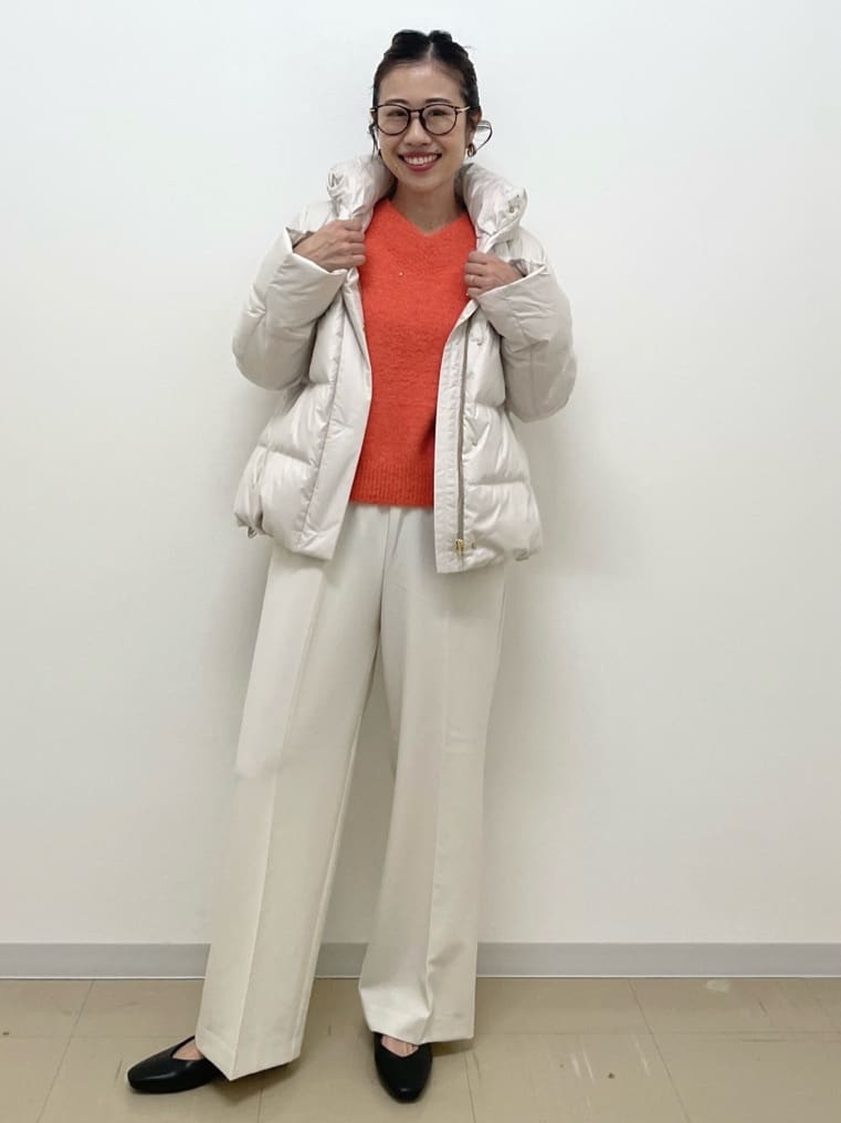 Akiさんの「OPAQUE.CLIP｜スパンコールフェザーVネックニット【洗濯機OK】」を使ったコーディネート