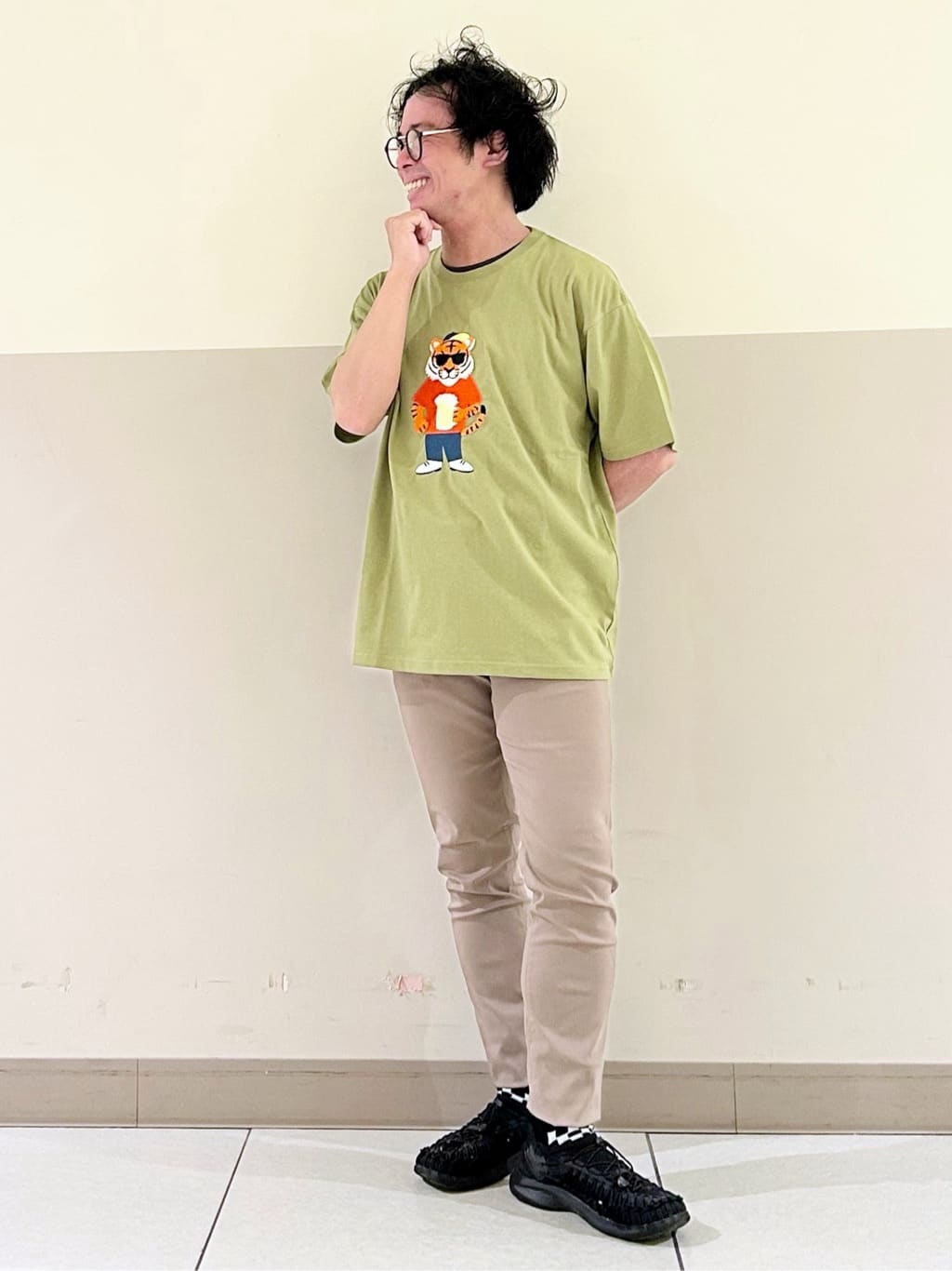 KENJI Iさんの「THE SHOP TK｜プレミアムスキニーパンツ ストレッチ+ 接触冷感／洗濯機OK」を使ったコーディネート