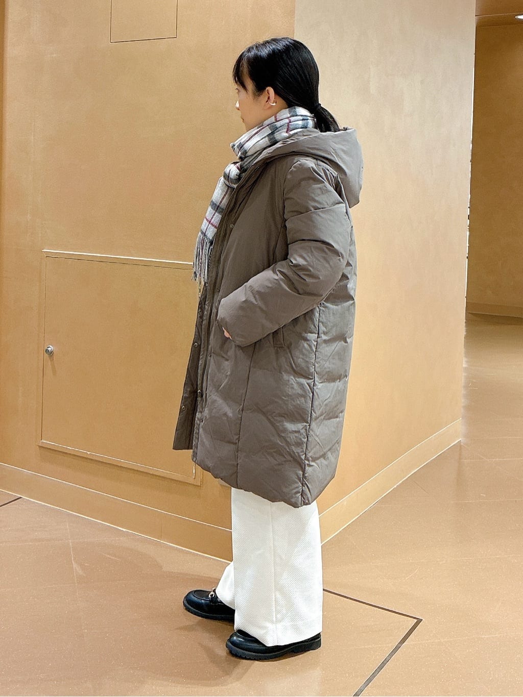 hattoriさんの「INDIVI｜【撥水／洗える】ステッチレス ロングダウンコート」を使ったコーディネート