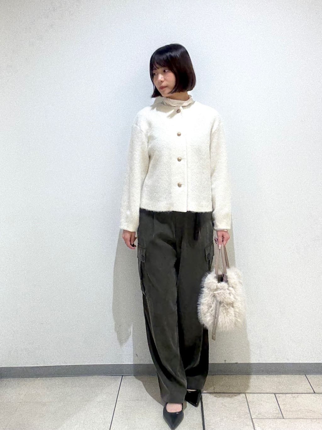 Itoさんの「UNTITLED｜【大人きれいめ/ストレート/ワイド】キュプラカーゴパンツ」を使ったコーディネート