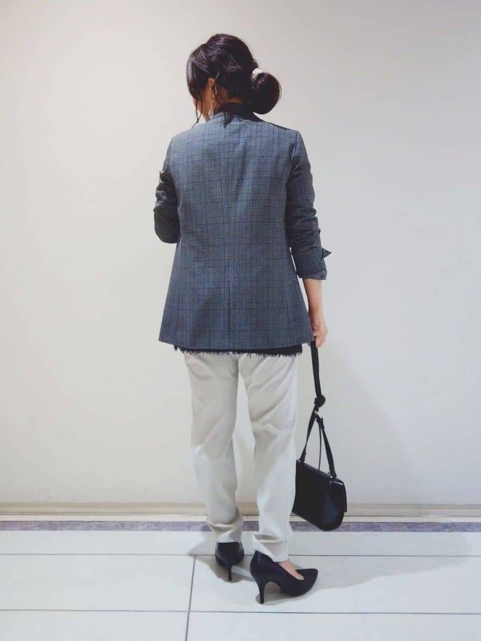 TOMOMIさんの「INDIVI｜人気NO.1【褒められパンツ／高ストレッチ／ウエストゴム】タックテーパードパンツ」を使ったコーディネート