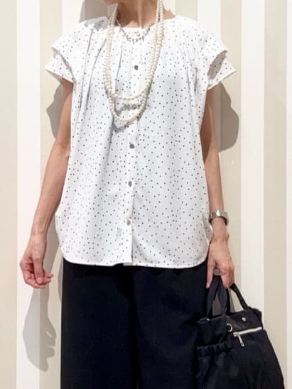 まつこさんの「SHOO･LA･RUE｜【S-LL/ひんやり】きちんと見えで好印象 ドット柄デザイントップス」を使ったコーディネート