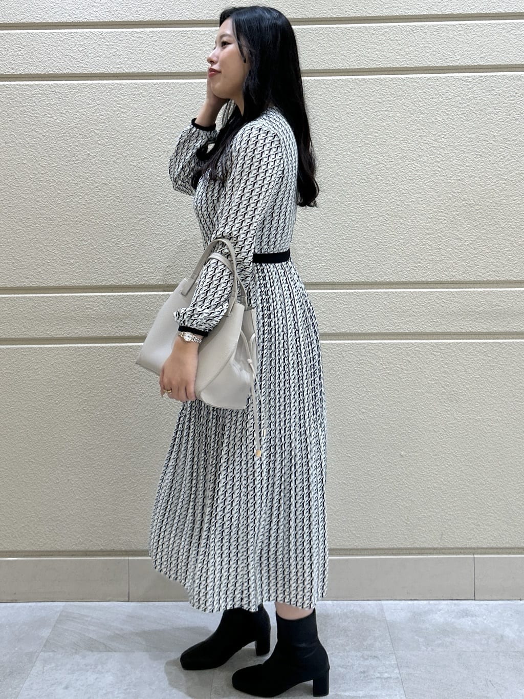 Momokaさんの「COUP DE CHANCE｜【リボン取り外し可】幾何柄プリーツワンピース」を使ったコーディネート