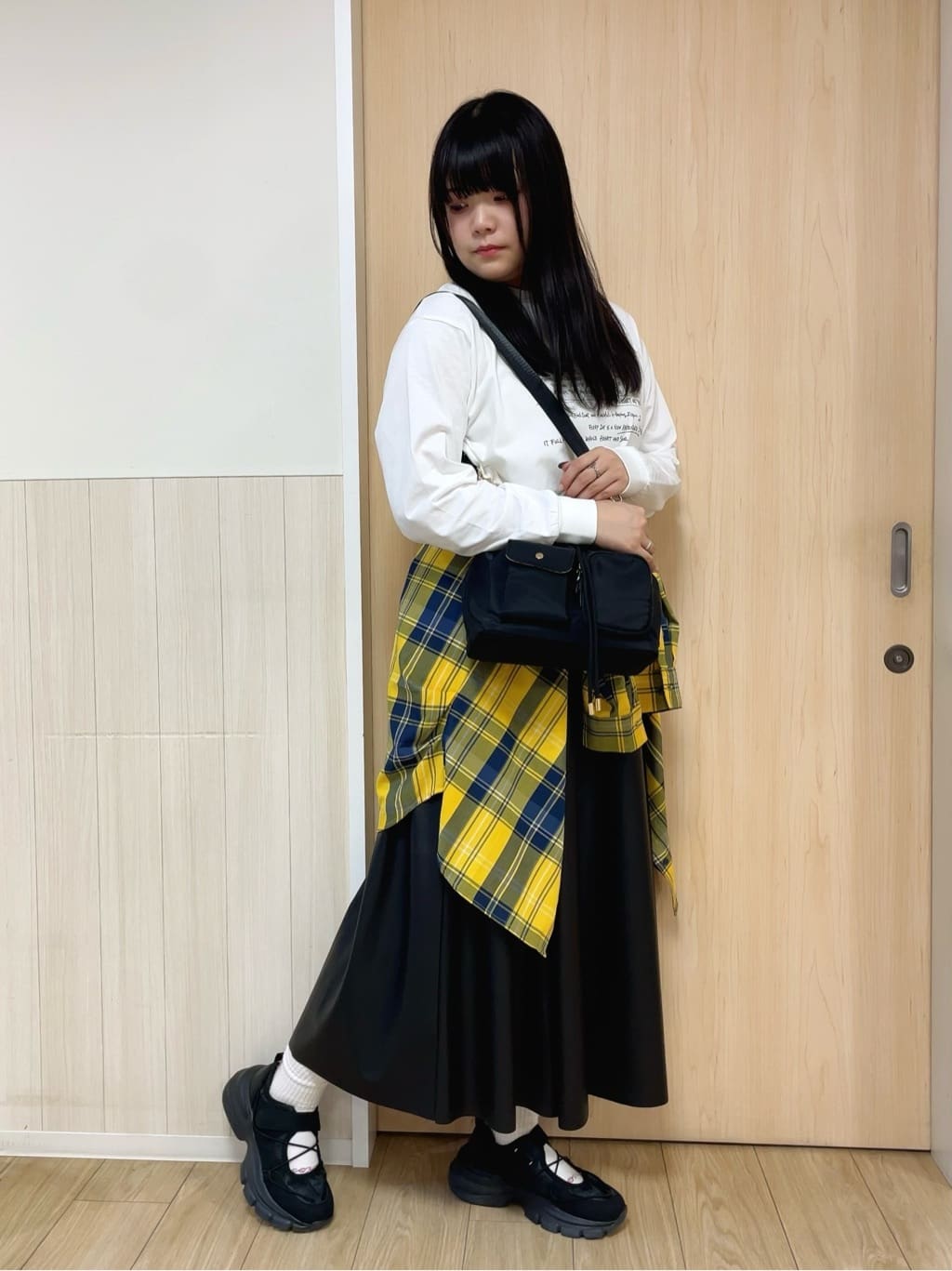 nanaseさんの「SHOO･LA･RUE｜グラフィックアソート ベーシックロンT」を使ったコーディネート