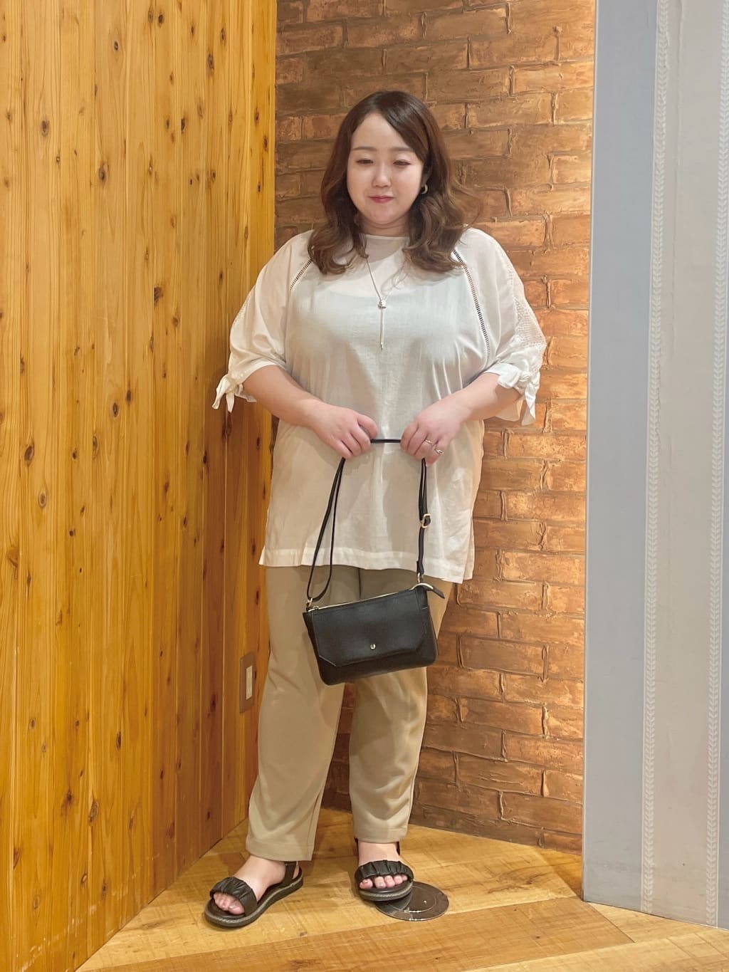 Risaさんの「SHOO･LA･RUE｜【S-LL】お袖デザインが華やか はしごレースチュニック」を使ったコーディネート