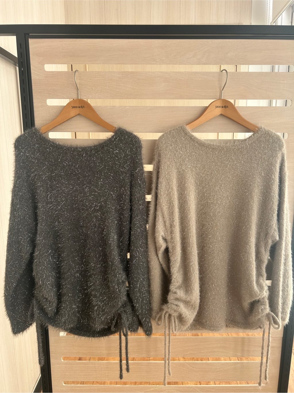 viviさんの「SHOO･LA･RUE｜キラふわ ラメフェザー ドロストニット」を使ったコーディネート