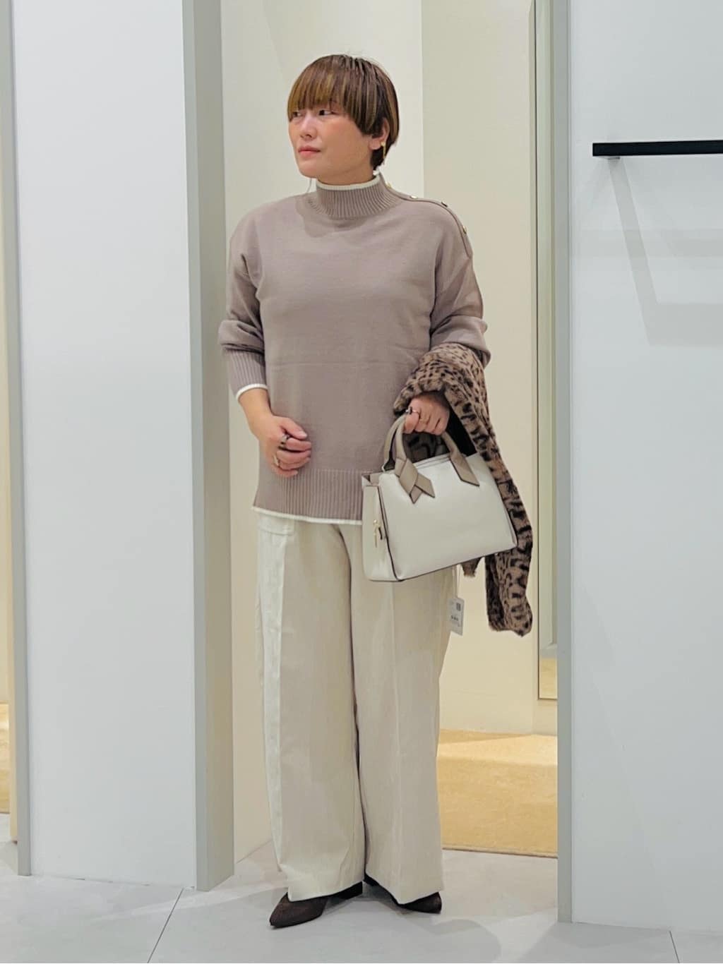 タナさんの「THE SHOP TK｜【インしないで着られる】金ボタン ハイネックニット/毛玉になりにくい/静電気防止/洗濯機OK」を使ったコーディネート