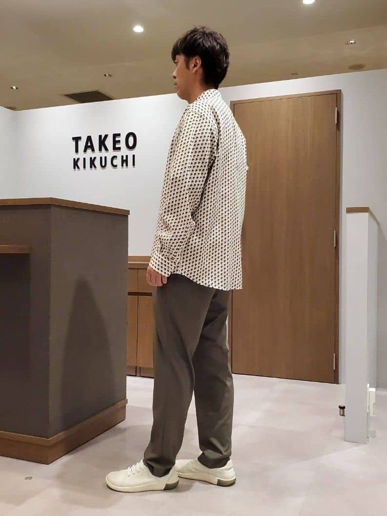 ishidaさんの「TAKEO KIKUCHI｜サイドゴアウエスト スリム スラックス」を使ったコーディネート
