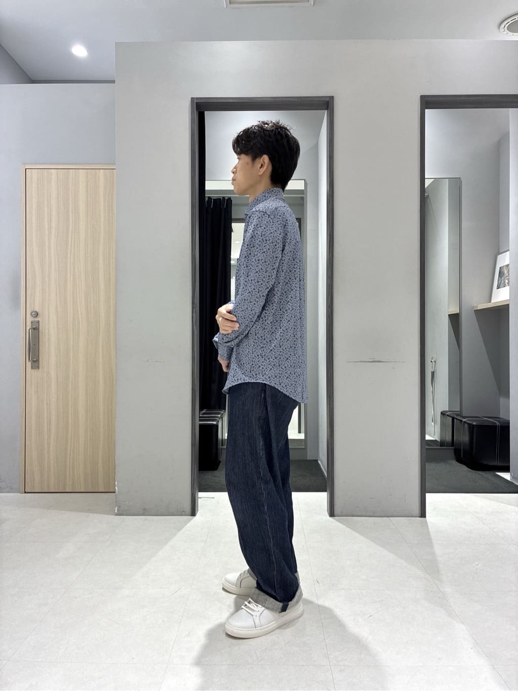 わいずみさんの「TAKEO KIKUCHI｜【3D ナイロン ストレッチ】ジップアップ フードブルゾン」を使ったコーディネート