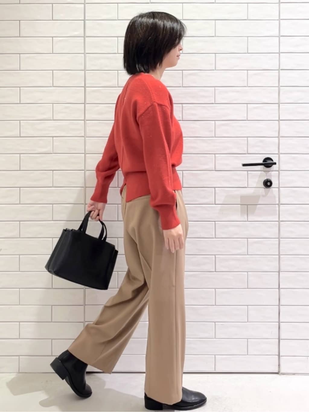 しおりさんの「OPAQUE.CLIP｜Vネックラメニット【洗濯機OK】」を使ったコーディネート