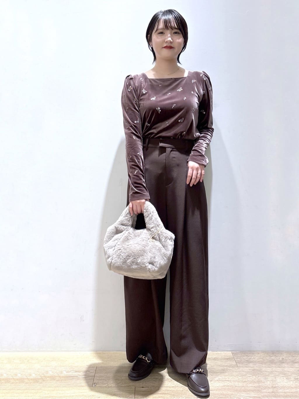 mizukiさんの「index｜バックシャン小花刺繍ベロアトップス【洗濯機OK】」を使ったコーディネート