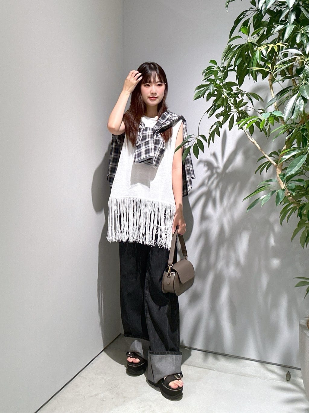 Renoさんの「INDIVI｜スリーブレスフリンジニット」を使ったコーディネート