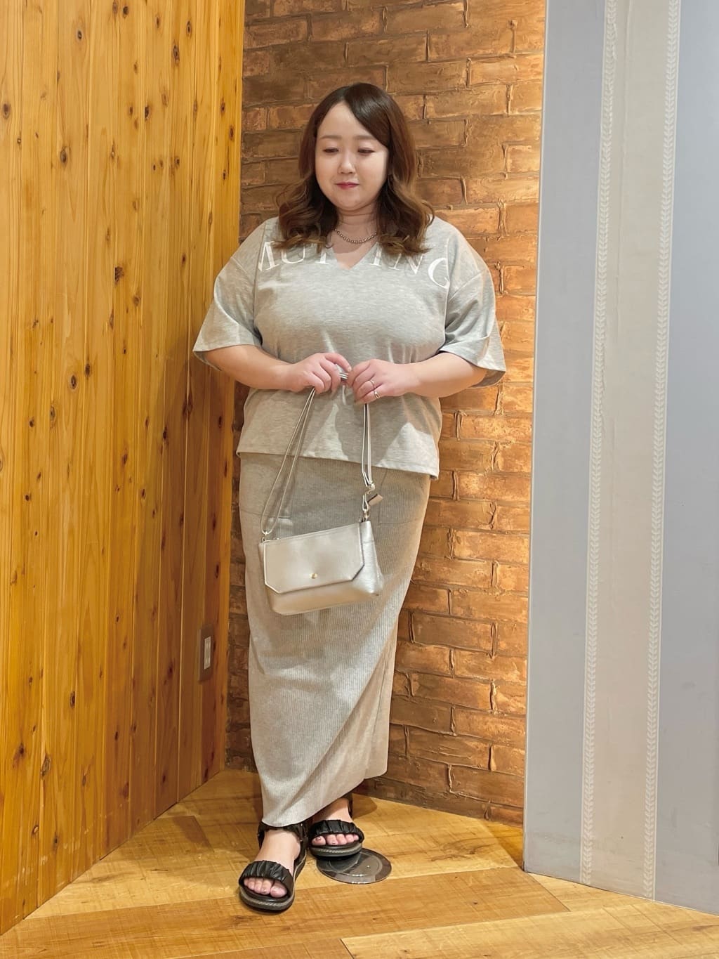 Risaさんの「SHOO･LA･RUE｜【洗える】Vネックですっきり見え ロゴトップス」を使ったコーディネート