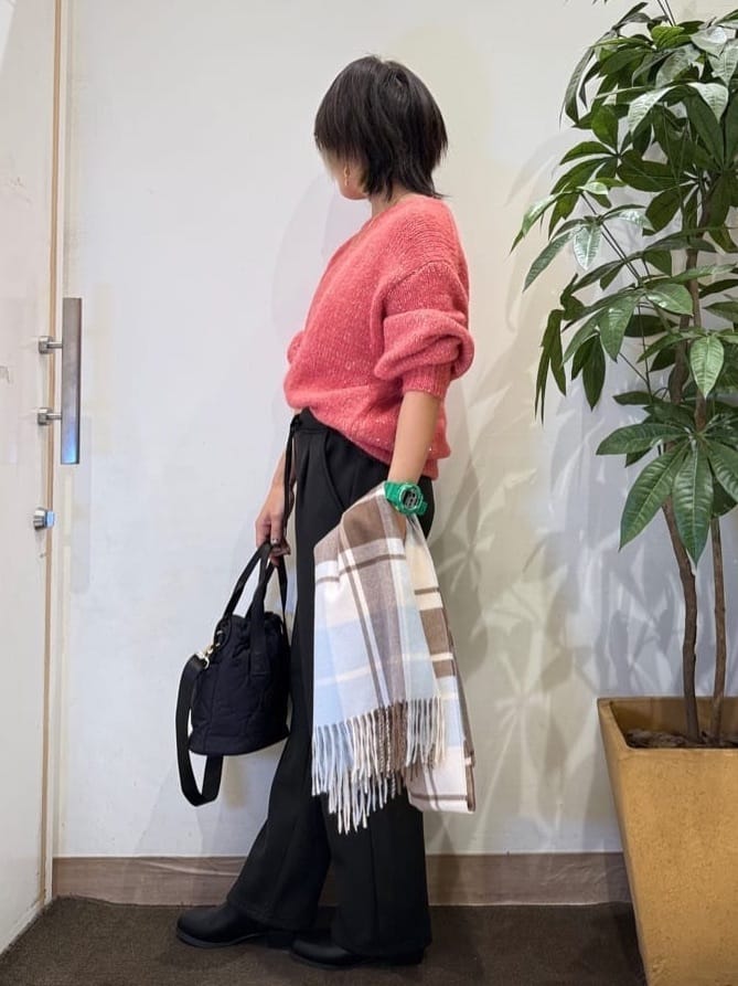 misakiさんの「SHOO･LA･RUE｜【洗濯機可/S-LL】上品にキラリと華やぐ スパンコールニット」を使ったコーディネート