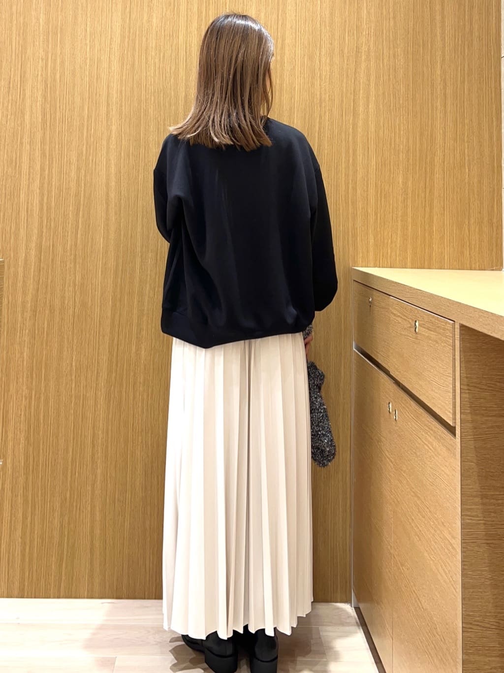 meeさんの「OPAQUE.CLIP｜フェイクスウェードプリーツスカート【静電気防止加工／洗濯機OK】」を使ったコーディネート