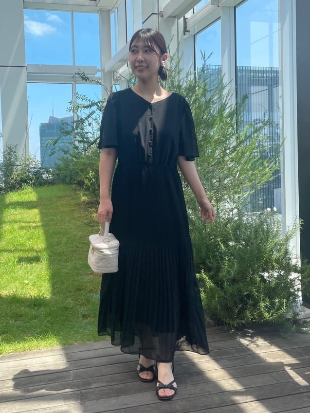 abeさんの「Couture brooch｜【二の腕カバー・楽ちん・通勤】シフォンプリーツワンピース」を使ったコーディネート