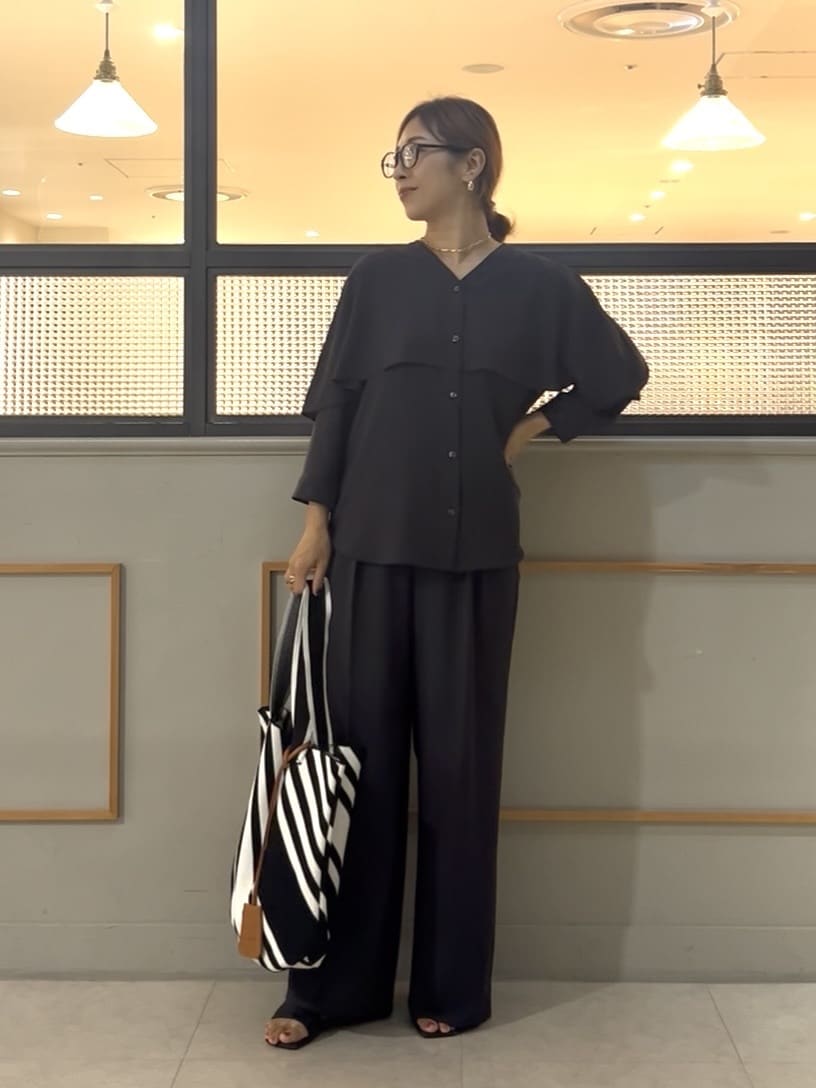 𝑹𝑶𝑴𝑰さんの「INDIVI｜【羽織りとしても活躍！】ケープカラーブラウス」を使ったコーディネート